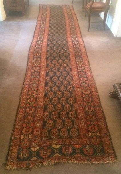 8635/11 Tapis de galerie à décor de botehs sur fond marine, bordure marine entre galons saumon à motifs géométriques stylisés (petits accidents)
Iran vers 1950
(494 x 98 cm)
