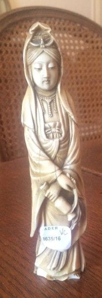 8635/16 Okimono en ivoire marin du Japon figurant une jeune femme debout (accidents, fentes et manques)
Japon vers 1900
(Hauteur: 16,5cm)
