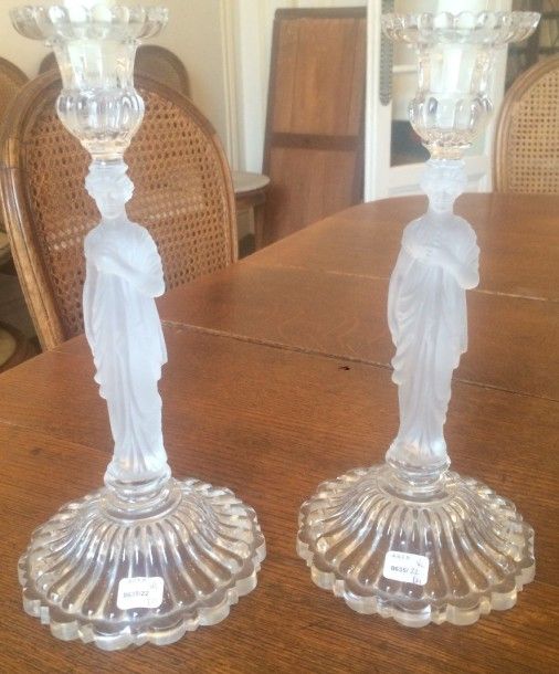 8635/22 Paire de bougeoirs en cristal moulé opalescent à fût en forme de vestale. Genre de Baccarat
(Hauteur :28 cm)