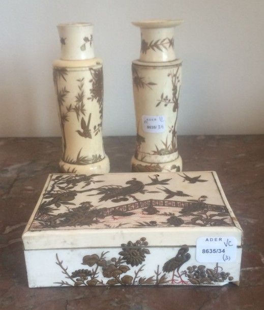8635/34 Petit lot en ivoire décoré en shibuïshi de grues et volatiles parmi les fleurs comprenant: paire de bougeoirs et boite (accidents et manques)
Japon circa 1900
(Hauteur:13,5cm et Longueur:12cm)