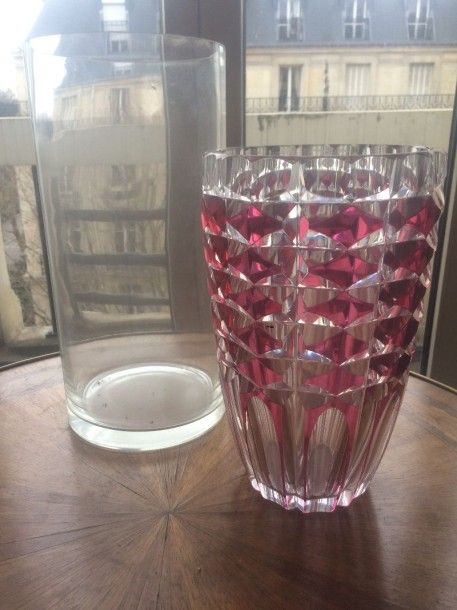 8635/41 Deux vases en cristal de Bohème parme et translucide ou de forme tubulaire en verre transparent.
Vers 1900
(Hauteur : 27,5 et 35,5cm)