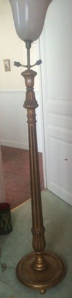 Lampadaire en bois doré à fût cannelé tourné en balustre sur une base circulaire à petits pieds en galettes aplaties
Vers 1900
(Hauteur:145cm)