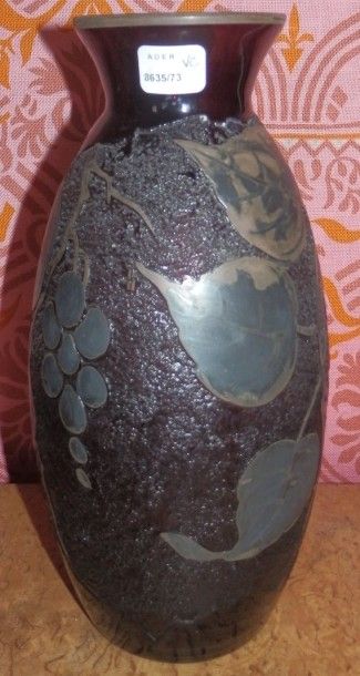 Vase ovoïde en verre dépoli violine dégagé à l'acide d'un décor de pampres (égrenure au col)
Circa 1900
(24,6cm)