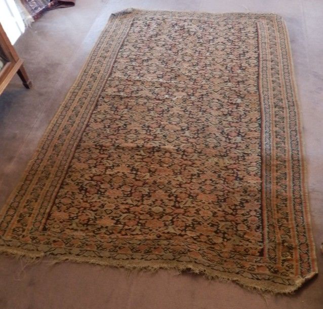 Tapis Kilim Senneh à décor herati sur fond noir à triple bordure
170 x 120 cm
Accidents