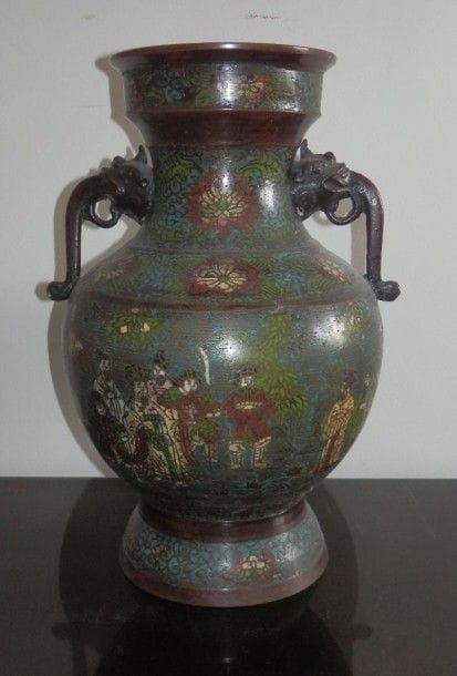 Vase cloisonné à décor de personnages, anses à motif de têtes d'éléphants.
Japon début du XXe siècle.
H: 37 cm