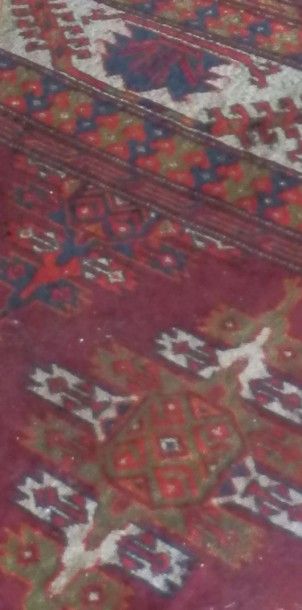 Tapis en laine à fond rouge à motifs de güls.
335x210 cm