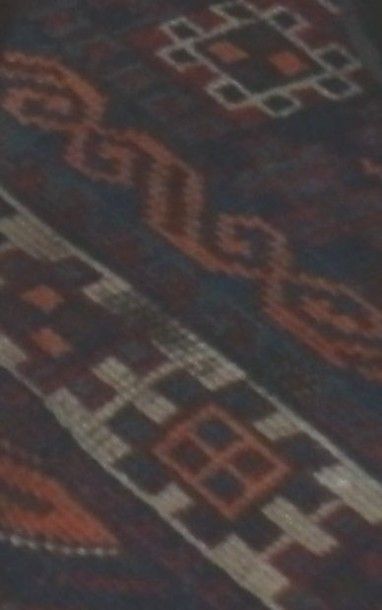 Tapis en laine à fond brun à décor de motifs géométriques.
252x165 cm.