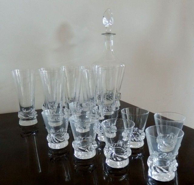 DAUM France
16 verres et une carafe en cristal.