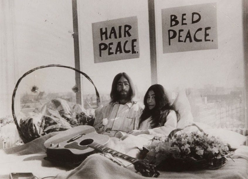 JOHN LENNON / YOKO ONO
Photo de Presse Tirage argentique de 1983
Bon état (1 coin plié)
