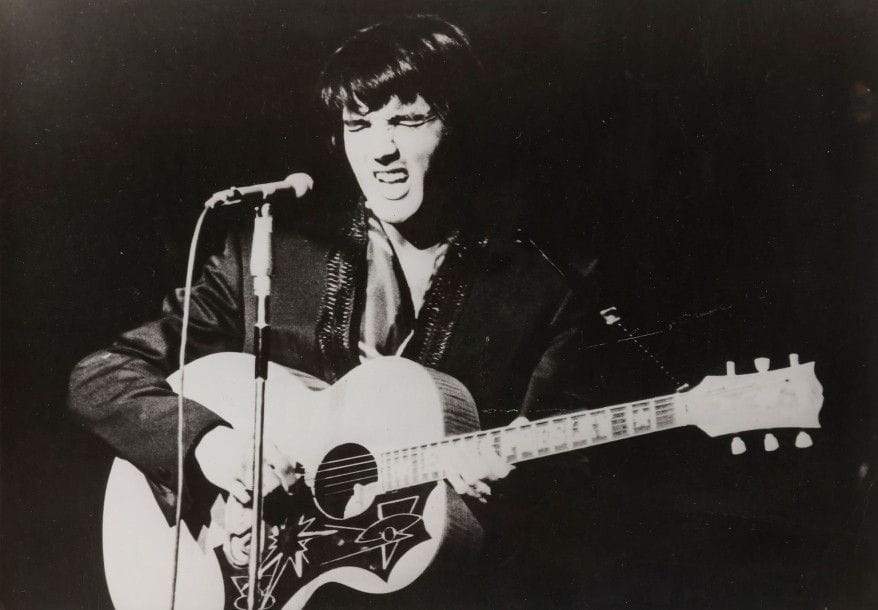ELVIS PRESLEY
Photo de presse, 1973 Tirage Argentique tiré du Show TV de décembre 1968 aux USA
Tampon et mention au dos
Format: 12,5 x 18 cm
Bon état