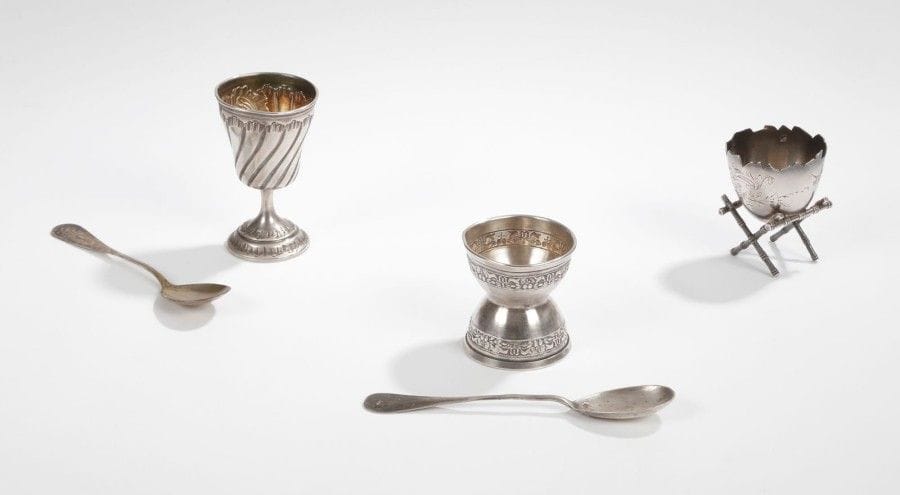 Deux coquetiers en argent et leur cuillers pour deux et un coquetier en argent dans un écrin.
Poinçon minerve
Poids: 91,62 g
