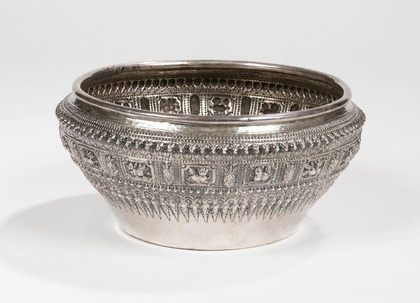 Grand bol en argent à décor repoussé d'animaux et de fruits en alternance.
Travail étranger
Poids net: 380,76 g