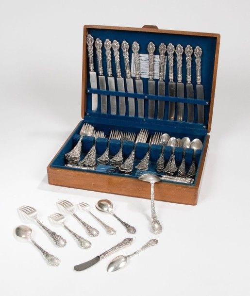 Ménagère en argent. Travail américain
Poinçon: un lion, une ancre et la lettre g
Correspondant à la manufacture de Gorham, Elmood, Rodhe Island
Les manches ajourés correspondent à la collection Versailles, éditée à partir de 1888
Comprenant:
- 12 fourchettes à poisson
- 10 fourchettes à coquillages
- 12 fourchettes moyennes
- 10 grandes fourchettes
- 16 petites cuillères
- 10 grandes cuillères
- 12 grands couteaux
- 12 petits couteaux
- 1 fourchettes «trident»
- 2 cuillères à sauce
Total: 97 pièces