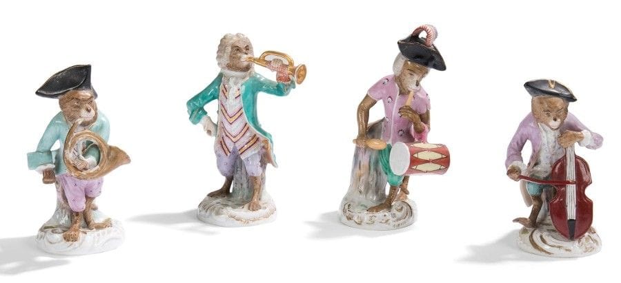 Allemagne

Quatre singes musiciens en porcelaine dans le style de Meissen à décor polychrome.
XIXe siècle.
H.: 12,5 cm
Quelques restaurations et manques aux extrémités