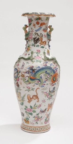 Bayeux ou Paris

Grand vase balustre en porcelaine à décor polychrome dans le style de la famille rose de dragons, éléphant, lions, boucs et chimères parmi des fleurs, papillons et objets de lettrés, le col orné de phénix et salamandres.
XIXe siècle.
H.: 65 cm