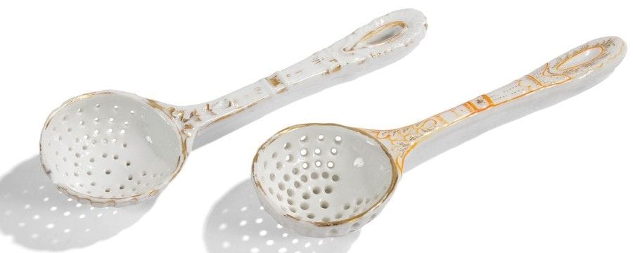 PARIS

Deux cuillers à sucre en porcelaine à décor en or et orangé de filets.
XIXe siècle.
L.: 21 cm
éclat à l'une