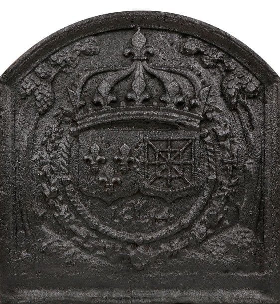 Plaque de cheminée en fonte de fer aux armes de France et de Navarre sous une couronne royale fermée, entourées des colliers des ordres de Saint-Michel et du Saint-Esprit, datée 1644.
Milieu du XVIIe siècle, 1644
H.: 68,5 cm, L.: 64 cm
(légère érosion)