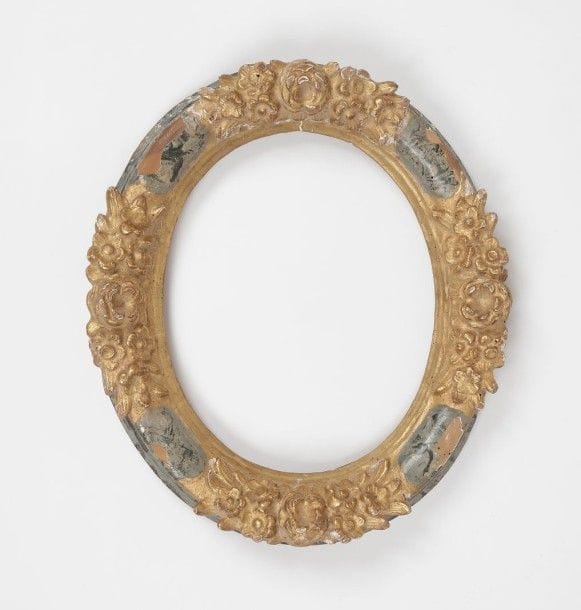 Cadre ovale en bois doré et peint façon faux marbre, à décor de fleurs.
Style du XVIIe siècle
28,5 x 24 cm