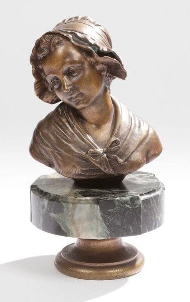 Buste de femme en bronze à patine médaille, inscrit Greuze et signé JD; socle en marbre vert de mer et piédouche en bronze doré.
H.: 20 cm
