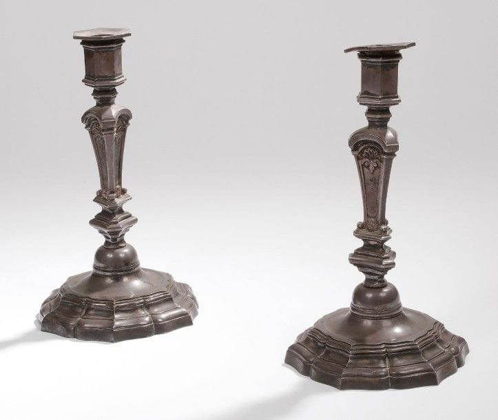 Paire de flambeaux en bronze argenté à décor de coquille, la base contournée.
XIXe siècle (usures).
H.: 24 cm