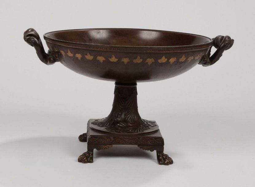 Grande coupe circulaire en en bronze patiné à rehaut d'or, à décor de feuillages, reposant sur un piédouche à contresocle et pieds en griffe; marqué CD en dessous.
Fin du XIXe siècleH.: 25 cm, D.: 34 cm