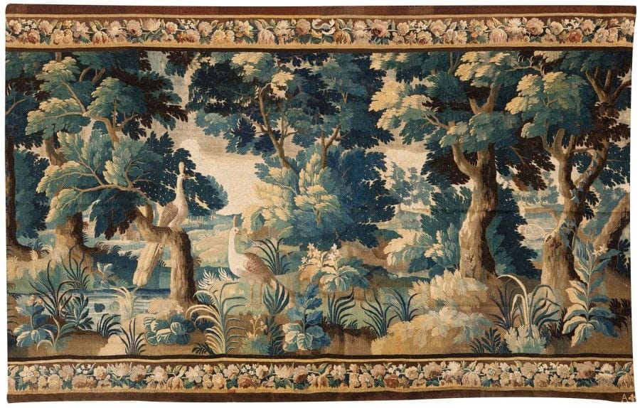 Tapisserie d'Aubusson à décor de volatiles.
XVIIIe s.
Marquée A et fleur de lys.
254 x 396 cm (454 cm en ajoutant la partie repliée)