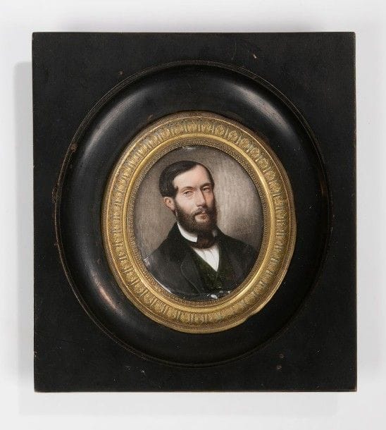 Alfred VERNET

Habile artiste, dont nous donnons ici les dates inédites, fils et élève de Jules Vernet. Il fut, comme son père, peintre en miniature, écrivain de théâtre, mais aussi comédien à la mode. Il exposa aux Artistes français en 1833 et au Salon entre 1848 et 1853, puis abandonna la miniature pour devenir photographe. Ses miniatures se rencontrent rarement.
- Portrait d'homme portant barbe et moustache, 1851
Miniature sur ivoire, ovale, env. 8,3 cm x 6,8 cm
Signée et datée à droite à l'or: A. VERNET / MDCCCLI
Cadre rect. en bois noirci à visière de laiton moulé 17,3 x 15,5 cm
Joint d'artiste visible en bas.
(un éclat au verre)