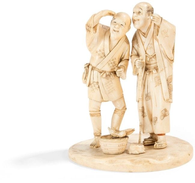 JAPON - Époque MEIJI (1868 - 1912)
Okimono en ivoire, deux marchands de légumes discutant. Signé Mitsunobu. 
(Manques). 
Hauteur : 14 cm