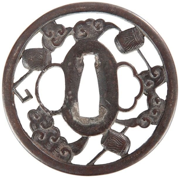 JAPON - Époque EDO (1603 - 1868)
Tsuba maru gata en fer ajouré en yo sukashi de marteaux et de nuages. 
Diamètre : 7,7 cm
On y joint une kiku gata en fer à décor en relief d’une chimère et lotus feuillagé. 
Diamètre : 7,9 cm