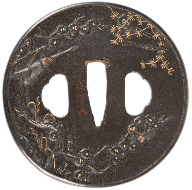 JAPON - Époque EDO (1603 - 1868), XVIIIe-XIXe siècle
Maru gata en fer à décor en hira bori et incrustations de filets d’or de singes dans des branches de pins, le mimi cerclé en shakudo. 
Diamètre : 7,9 cm
