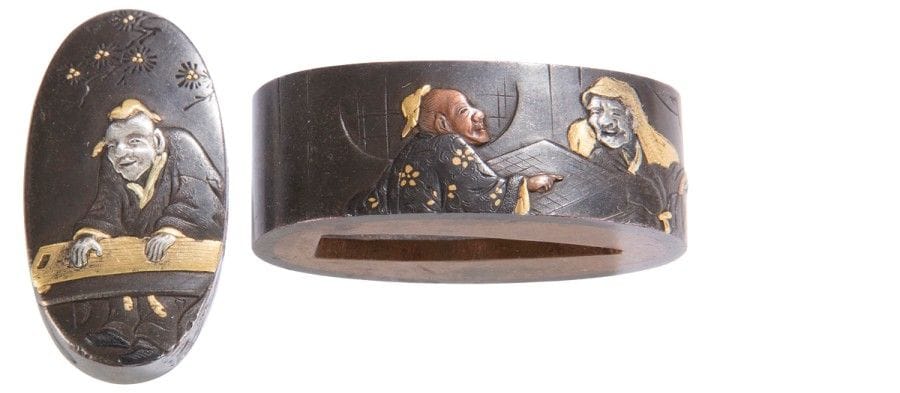 JAPON - Époque EDO (1603 - 1868)
Fushi kashira en shibuishi à décor incisé en katakiri bori et incrusté en hira zogan de cuivre doré et argent de joueurs de koto et go. 
Longueur : 4 cm
