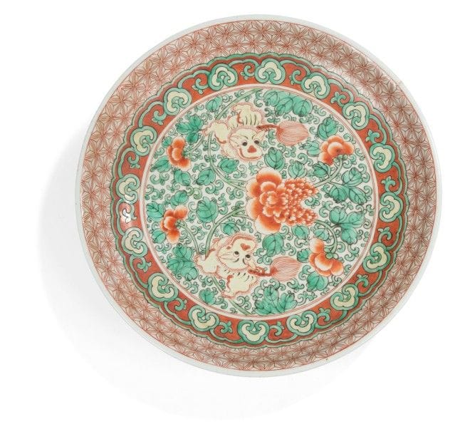 CHINE - Époque KANGXI (1662 - 1722)
Coupe en porcelaine décorée en émaux rouges, verts et jaunes de deux chimères jouant parmi les pivoines au centre entouré d’une frise de lingzhi et croisillons. 
(Fêlure de cuisson au bord). 
Diamètre : 40 cm