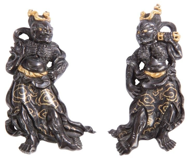 JAPON - Époque EDO (1603 - 1868)
Paire de menuki en shibuichi et incrusté d’or, deux gardiens de temples Nyo debout. 
Hauteur : 4,5 cm