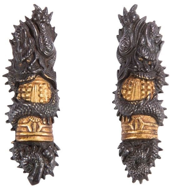 JAPON - Époque EDO (1603 - 1868)
Paire de menuki en shibuichi et cuivre doré, dragon enroulé autour de la cloche du Dojoji. 
Longueur : 4,8 cm