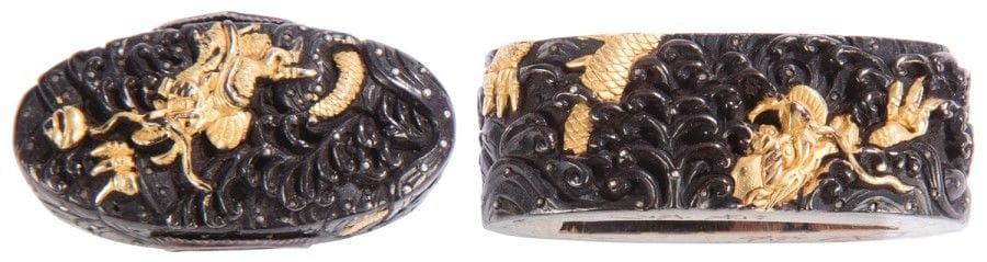 JAPON - Époque EDO (1603 - 1868)
Paire de fushi kashira en shibuichi à décor en taka bori zogan de cuivre doré de dragons dans les nuages.