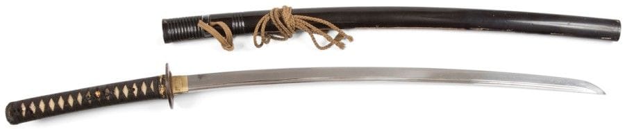 JAPON - Époque MUROMACHI (1333 - 1573)
Katana lama koto, shinogi zukuri, à trempe gonome - choji avec gorges de chaque côté. Fusée percée de deux mekugi ana, O-suriage. 
Nagasa : 66,5 cm
Monture : Fushi-kashira en shakudo à décor de dragons, menuki d’un lapin sur les vagues, tsuba en fer à décor de dragons incrustés or, saya laqué noir. (Accident à la laque).