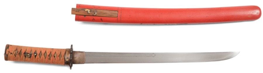 JAPON - Époque MUROMACHI (1333 - 1573)
Tanto, lame hira-zukuri, trempe suguha, double gorge côté omote, ken sylisé côté ura. Fusée percée d’un mekgui ana, signée Bishu Osafume Yoshimitsu, daté 3e année de Bun-an (1446). 
Nagasa : 33,5 cm
Monture : Fushi Kashira, menukie et tsuba à décor de fleurs kozuka à décor de chevaux, saya laqué rouge.