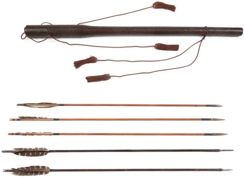 JAPON - XIXe siècle
Carquois bois laqué à l’imitation de la vannerie contenant cinq flèches en bambou à pointes de combat en fer.
Longueur carquois : 98 cm
Longueur flèches : 90,5 cm