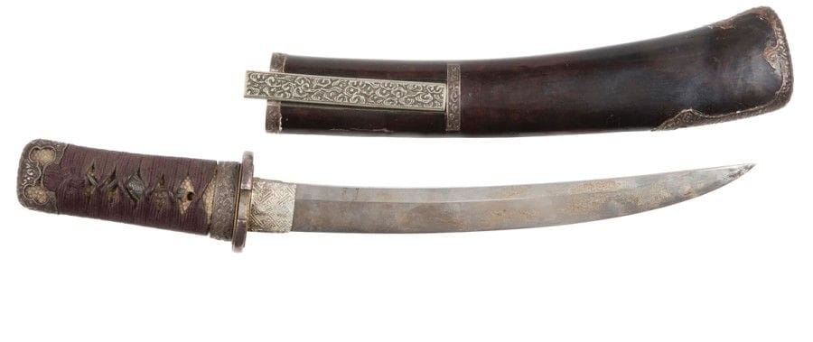 JAPON
Shito Tanto, shinogi zukuri, fusée percée d’un mekugi ana signé Hoki No ju Yoshiharu. 
Nagasa : 23 cm