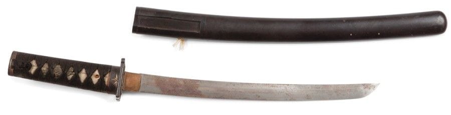 JAPON - Début XXe siècle
Deux katana, unokubi zurkuri. Saya en laque noire. 
(Rouille, accidents). 
Longueur : 31 cm et 38,7 cm Manques sur l’étui pour l’un.

