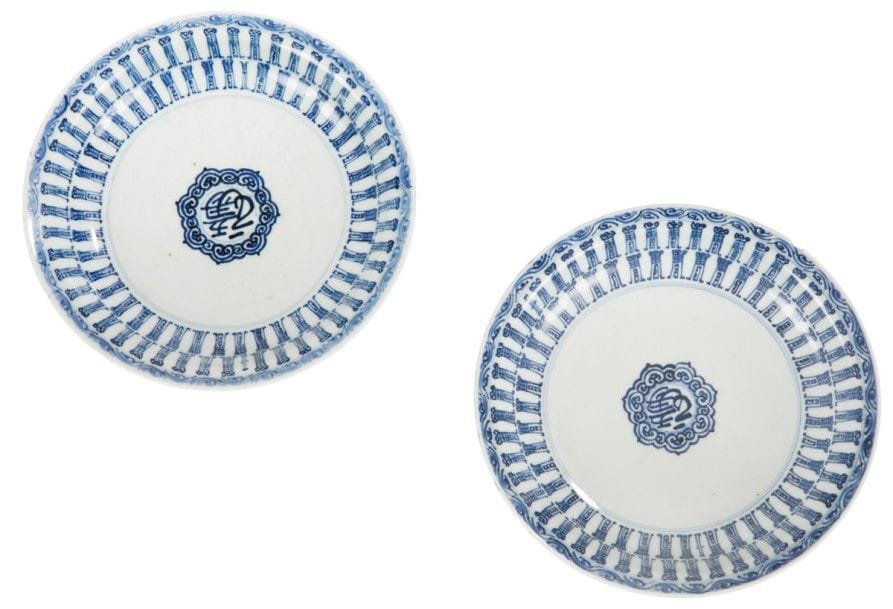 CHINE - Époque KANGXI (1662 - 1722)
Paire de coupes en porcelaine bleu blanc à décor des caractères « wu fu » et « yuan » en médaillon central cerclé de lingzhi. 
(Fêlure, éclat). 
Diamètre : 20 cm 

Provenance : Ancienne collection de Strycker, vente à l’hôtel Drouot, le 18 juin 2013, n°300.