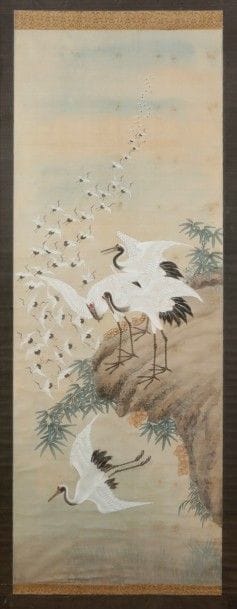 JAPON - Époque MEIJI (1868 - 1912)
Encre polychrome sur soie, grues en vol. 
Non signée, deux cachets. 
(Trous restaurés). 
Dimensions : 116 x 43 cm