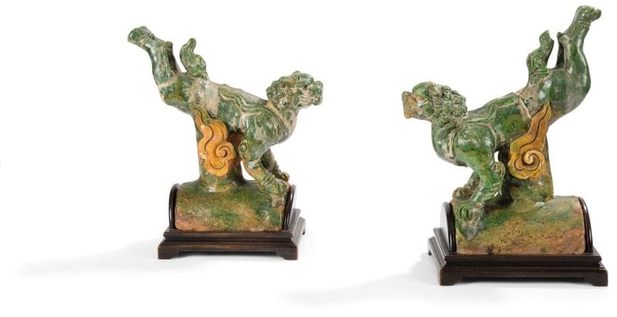 CHINE - Époque MING (1368 - 1644)
Paire de tuiles faîtières en grès émaillé vert et jaune en forme de chimères sautant sur leurs pattes antérieures. 
(Restaurations, accidents). 
Hauteur : 31 cm