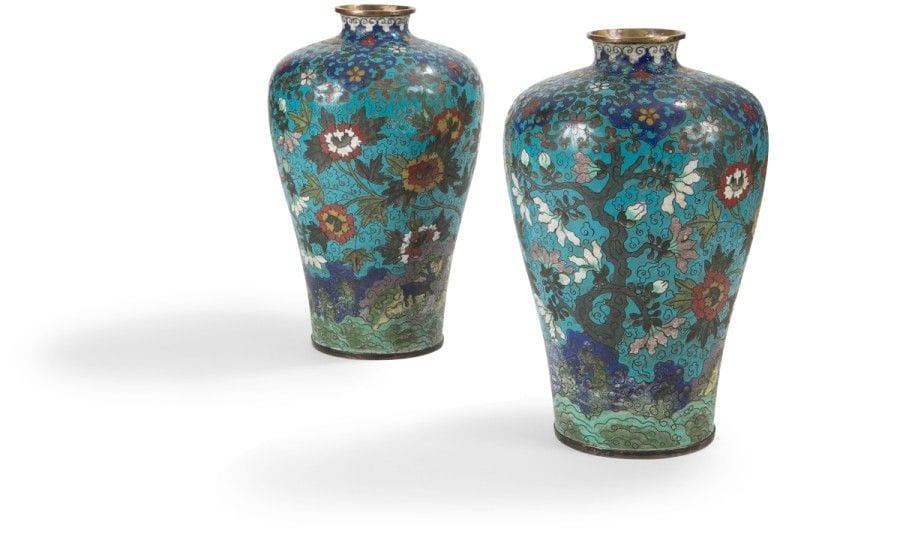 CHINE - XIXe siècle
Paire de vases meiping en bronze et émaux cloisonnés à décor polychrome. Au revers de la base la marque apocryphe de Chingtai. 
(Manques et petites restaurations). 
Hauteur : 32 cm