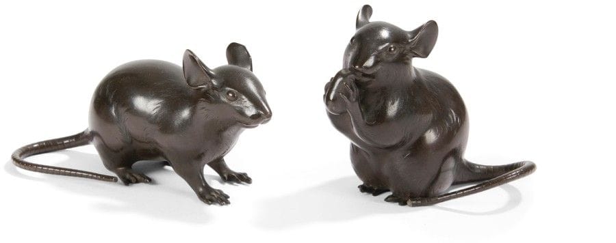 JAPON - Époque MEIJI (1868 - 1912)
Paire de souris en bronze, l’une aux aguets, l’autre sur ses pattes arrières en train de ronger une graine. 
Signée pour l’une d’entre elles Seiun. 
(Petits manques). 
Dimensions : 13 x 6,2 cm et 9 x 7,3 cm