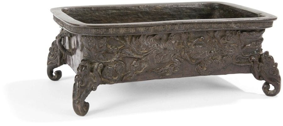 JAPON - Époque MEIJI (1868 - 1912) 
Petite jardinière rectangulaire en bronze à patine brune à décor en relief de libellules. 
Largeur : 17,5 cm