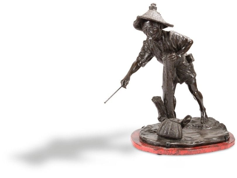 JAPON - Époque MEIJI (1868 - 1912) 
Okimono en bronze à patine brune pêcheur debout un panier. 
Hauteur : 56 cm