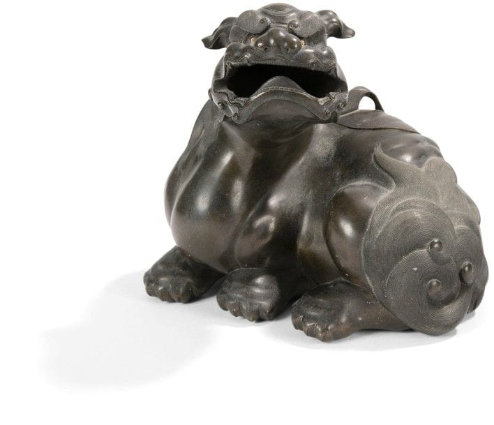 JAPON - Époque MEIJI (1868 - 1912) 
Brûle-parfum en bronze à patine brune, chimère couchée la tête tournée vers la gauche. Les yeux sont incrustés de cuivre doré. Signé Gyokugawa. 
Longueur : 15,5 cm