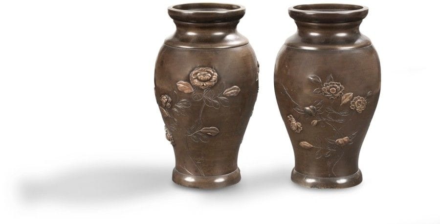 JAPON - Époque MEIJI (1868 - 1912)
Paire de vases balustres en bronze à patine brune à décor en relief de pivoines dans leur feuillage. 
Hauteur : 30,5 cm