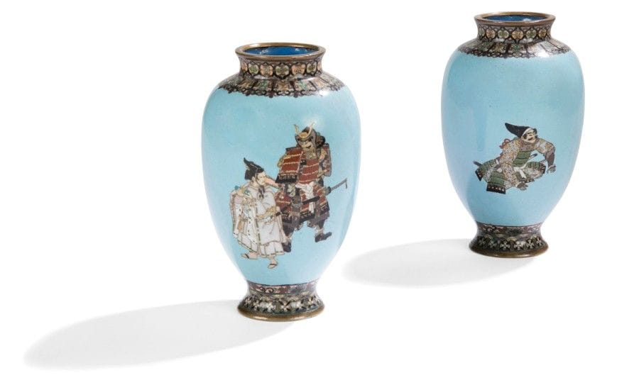 JAPON - Époque MEIJI (1868 - 1912)
Paire de vases en cuivre et émaux cloisonnés bleu clair représentant Yoshitsune et Benkei. Le col et le pied des vases arborent une frise stylisée.
(Petits manques d’émaux).
Hauteur : 17,3 cm